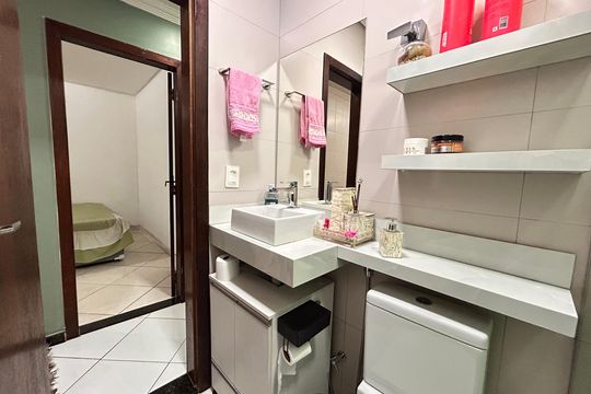 Casa à venda com 3 quartos, 200m² em Jardim Laguna, Contagem