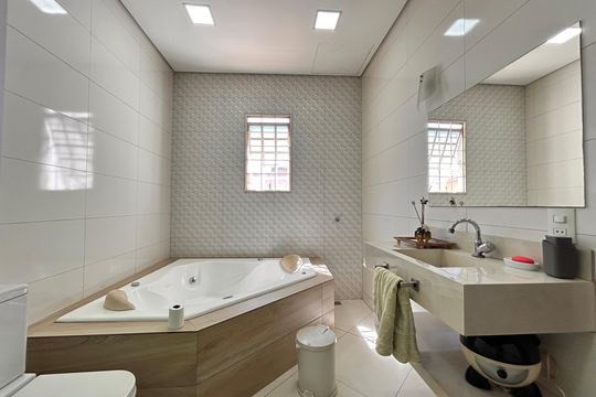 Casa à venda com 3 quartos, 200m² em Jardim Laguna, Contagem