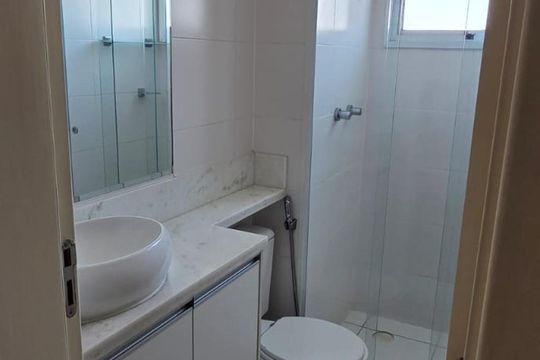 Banheiro de apartamento à venda com 2 quartos, 54m² em Vila Barros, Barueri