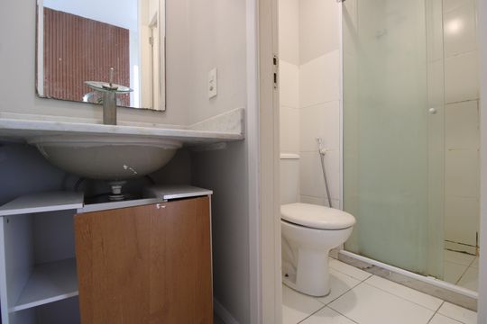 Banheiro de apartamento para alugar com 2 quartos, 52m² em Barra Olímpica, Rio de Janeiro