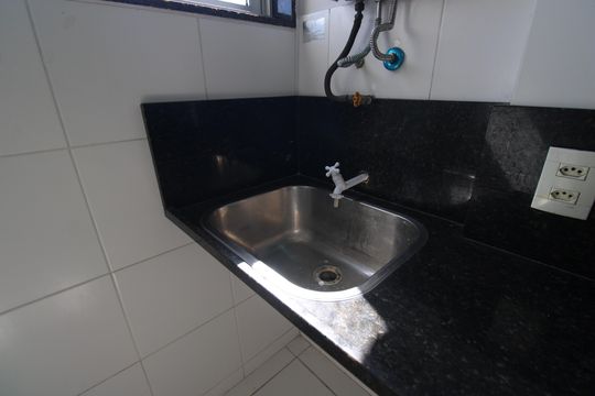 Área de serviço de apartamento para alugar com 2 quartos, 52m² em Barra Olímpica, Rio de Janeiro