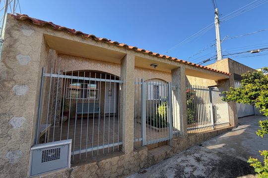 Fachada de casa para alugar com 3 quartos, 174m² em Vila de Vecchi, Jundiaí