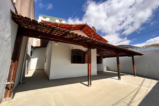 Casa para alugar com 4 quartos, 180m² em Arvoredo, Contagem