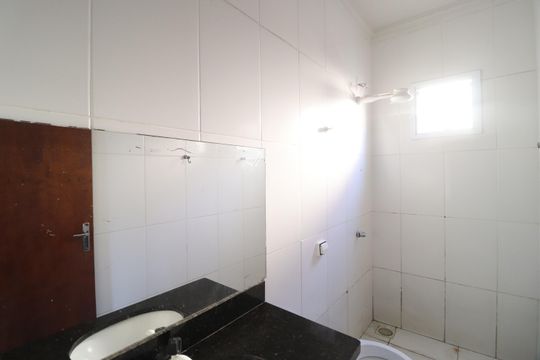 Banheiro Social de casa para alugar com 2 quartos, 52m² em Shopping Park, Uberlândia