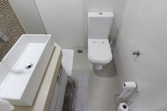 Banheiro da Suíte de apartamento para alugar com 2 quartos, 76m² em Vila Nova, Cabo Frio