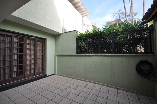 Garagem de casa à venda com 3 quartos, 124m² em Horto Florestal, São Paulo