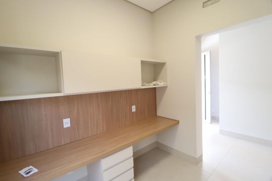 Escritório de casa de condomínio para alugar com 3 quartos, 238m² em Jardim das Palmeiras, Uberlândia