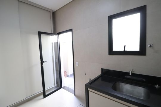 Área de Serviço de casa de condomínio para alugar com 3 quartos, 238m² em Jardim das Palmeiras, Uberlândia