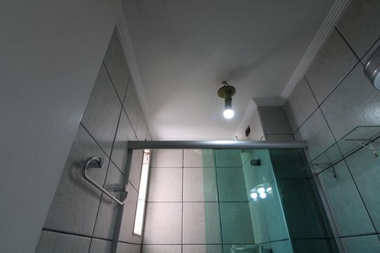 banheiro de apartamento para alugar com 2 quartos, 55m² em Vila Marieta, São Paulo