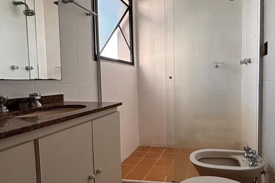 Banheiro suíte  de apartamento para alugar com 3 quartos, 147m² em Alphaville Industrial, Barueri