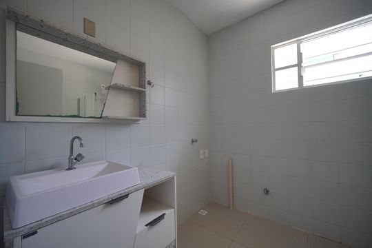 Banheiro da Suíte de casa para alugar com 2 quartos, 60m² em Kobrasol, São José