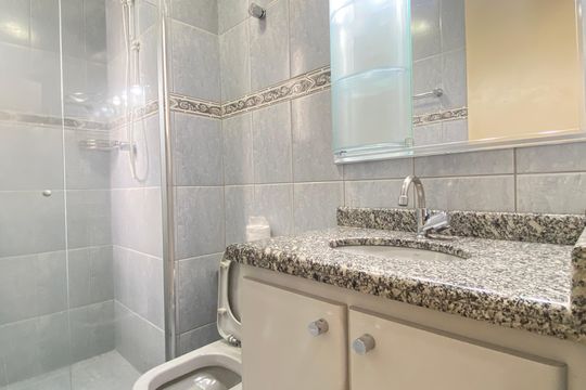Banheiro de apartamento para alugar com 3 quartos, 64m² em Continental, Osasco
