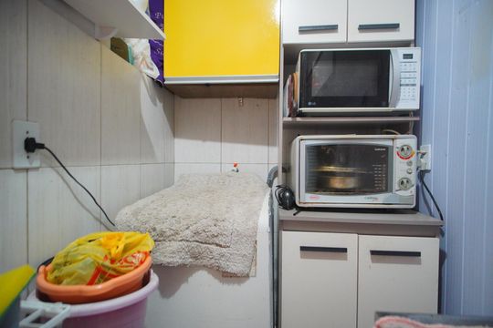 Cozinha e Área de Serviço de casa de condomínio para alugar com 2 quartos, 70m² em Sarandi, Porto Alegre