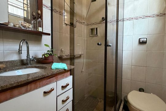 Banheiro da Suíte 2 de casa para alugar com 5 quartos, 240m² em Aparecida, Santos