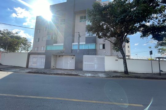 Fachada e portaria de apartamento à venda com 3 quartos, 80m² em Santa Helena, Belo Horizonte