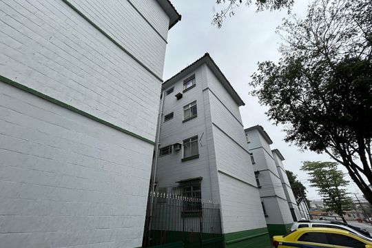 Fachada + placa de apartamento para alugar com 3 quartos, 58m² em Cascadura, Rio de Janeiro