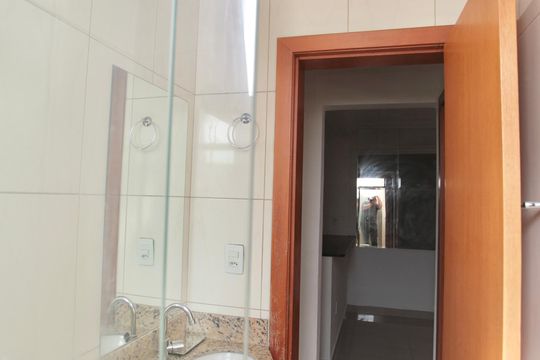 Banheiro Social de apartamento à venda com 2 quartos, 60m² em Parque Turistas, Contagem