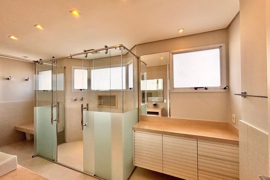 Banheiro suíte 1 de apartamento para alugar com 4 quartos, 258m² em Alphaville Empresarial, Barueri