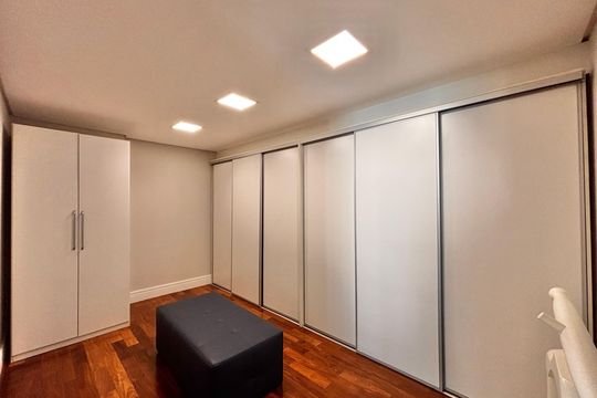 Closet da suíte 1 de apartamento para alugar com 4 quartos, 258m² em Alphaville Empresarial, Barueri