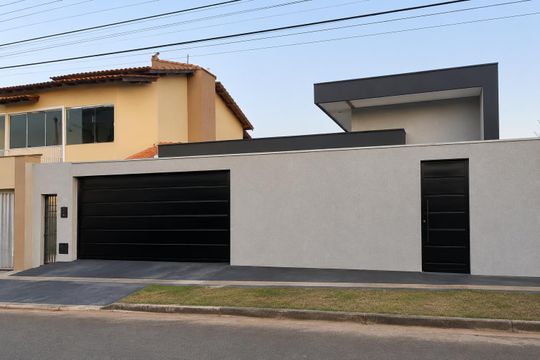 Fachada de casa à venda com 3 quartos, 360m² em Jardim Ipe, Goiânia