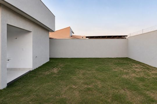Área externa de casa à venda com 3 quartos, 360m² em Jardim Ipe, Goiânia