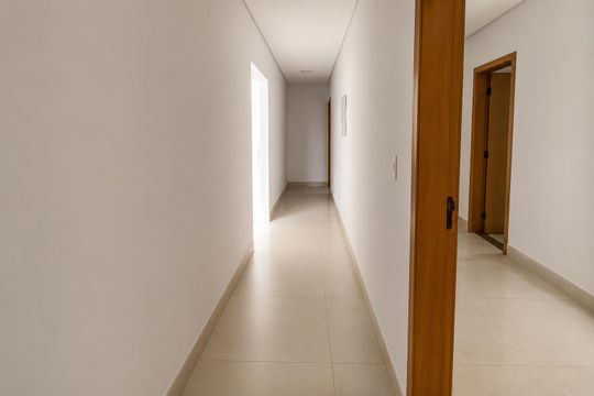 Corredor de casa à venda com 3 quartos, 360m² em Jardim Ipe, Goiânia