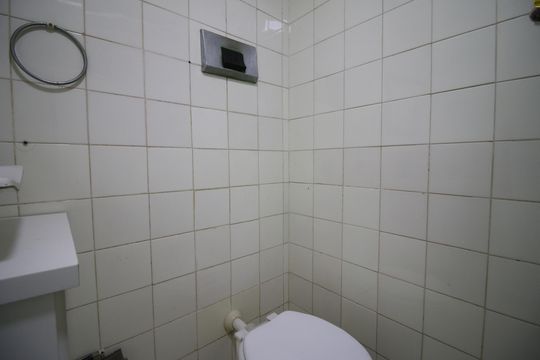 Banheiro de apartamento para alugar com 2 quartos, 50m² em Taquara, Rio de Janeiro
