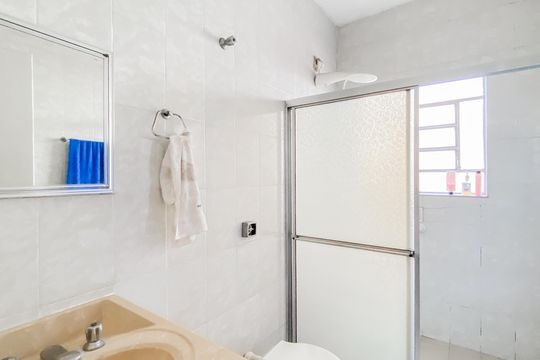 Banheiro  de casa para alugar com 3 quartos, 90m² em Vila Londrina, São Paulo