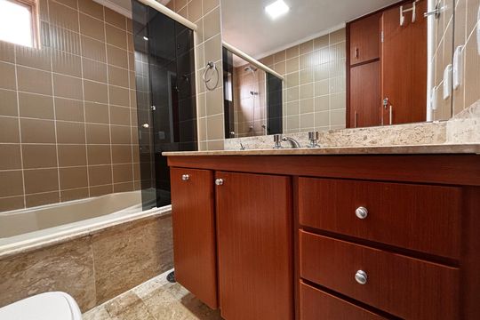 Banheiro suíte  de apartamento à venda com 2 quartos, 94m² em Alphaville, Barueri