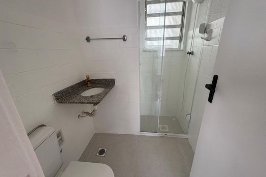 Banheiro de apartamento à venda com 2 quartos, 60m² em Cubango, Niterói