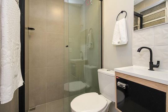 Banheiro de kitnet/studio à venda com 1 quarto, 30m² em Praia de Belas, Porto Alegre