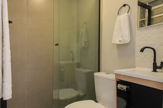 Banheiro de kitnet/studio à venda com 1 quarto, 30m² em Praia de Belas, Porto Alegre