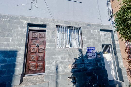 Fachada com Plaquinha de casa para alugar com 1 quarto, 40m² em Guaiauna, São Paulo