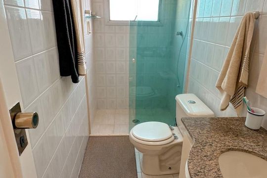 Banheiro de apartamento para alugar com 2 quartos, 180m² em Jardim das Conchas, Guarujá