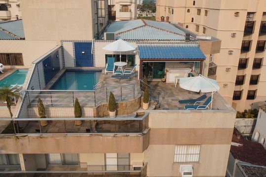Vista de cima do prédio de apartamento para alugar com 2 quartos, 180m² em Jardim das Conchas, Guarujá