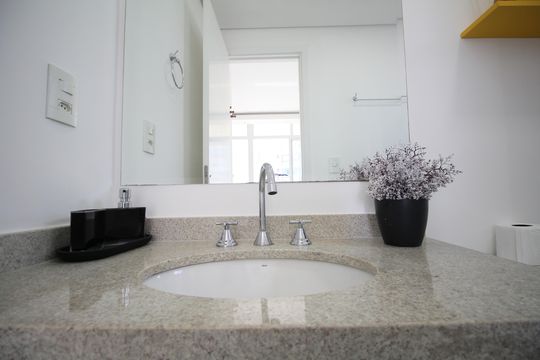 Banheiro de kitnet/studio para alugar com 1 quarto, 35m² em Real Parque, São Paulo