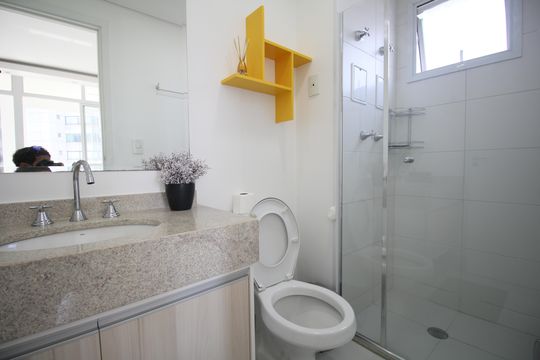 Banheiro de kitnet/studio para alugar com 1 quarto, 35m² em Real Parque, São Paulo