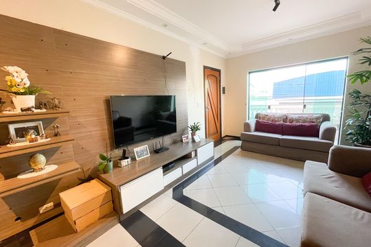 Casa à venda com 3 quartos, 240m² em Jardim Santo Elias, São Paulo