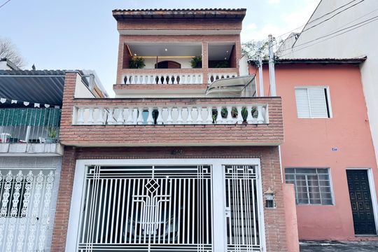Fachada de casa à venda com 3 quartos, 240m² em Jardim Santo Elias, São Paulo