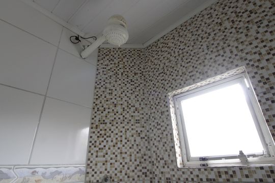Banheiro de apartamento para alugar com 1 quarto, 35m² em Jardim Olinda , Cabo Frio