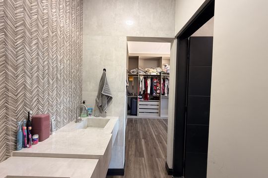 Banheiro da Suíte Master de casa de condomínio à venda com 4 quartos, 259m² em Jardim Celeste, Jundiaí