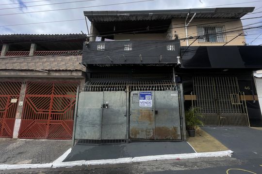 Fachada + Placa de casa à venda com 2 quartos, 185m² em Jardim Lajeado, São Paulo