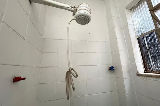 Banheiro de kitnet/studio para alugar com 1 quarto, 25m² em Pilares, Rio de Janeiro