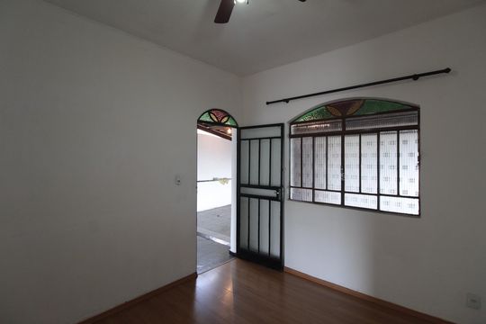 Casa para alugar com 2 quartos, 90m² em Floramar, Belo Horizonte
