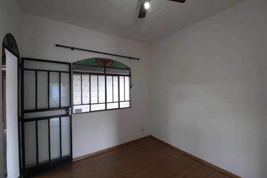 Sala de casa para alugar com 2 quartos, 90m² em Floramar, Belo Horizonte