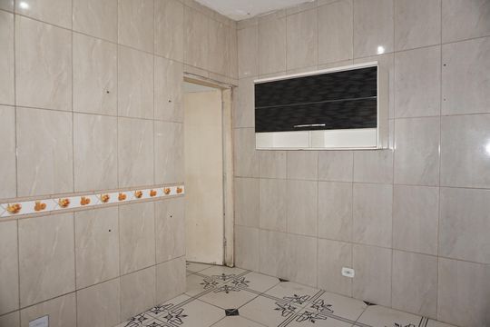 Cozinha de casa para alugar com 1 quarto, 32m² em Jardim Guaruja, Embu das Artes