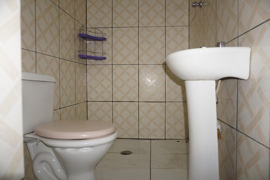 Banheiro de casa para alugar com 1 quarto, 32m² em Jardim Guaruja, Embu das Artes