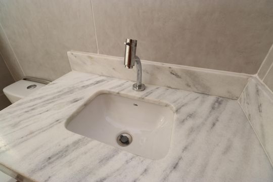 Banheiro de kitnet/studio para alugar com 1 quarto, 36m² em Narandiba, Salvador