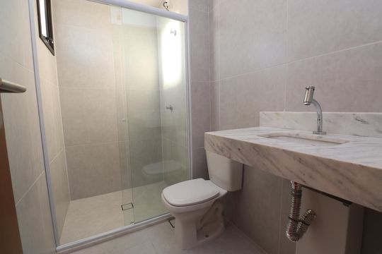 Banheiro de kitnet/studio para alugar com 1 quarto, 36m² em Narandiba, Salvador