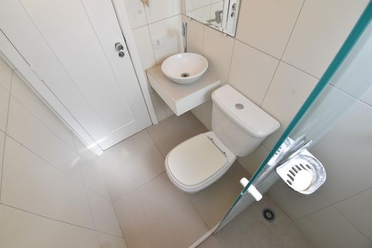 Banheiro de kitnet/studio para alugar com 1 quarto, 38m² em Centro, Curitiba